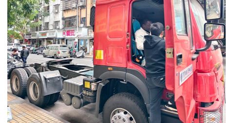 Libyan Customers Inspect Used Howo Tractor Truck Head on Site